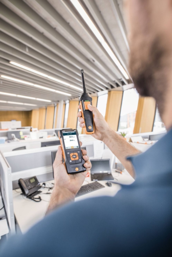 Miernik wielofunkcyjny Testo 440 z sondą do pomiaru temperatury/wilgotności z Bluetooth-1028747